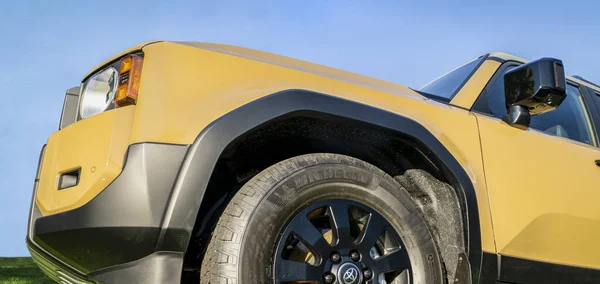 ラブランド アメリカ 2023 新しいランドクルーザーのフロント 2024 生産モデル トヨタオフロードアイコンと最長ランニングネームプレートは その頑丈な起源に戻って北米に復帰しています — ストック写真