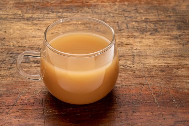 Cam bardak sığır kemiği çorbası grunge ahşap masada