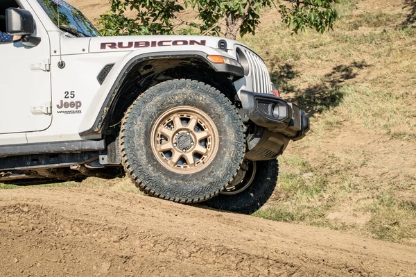 ラブランド アメリカ 2023 ジープラングラー ルビコンモデル オフロードコースで泥のトレーニングドライブ — ストック写真