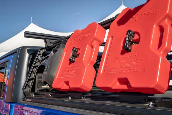 ラブランド アメリカ 2023 ピックアップトラックのサイドラックに取り付けられたロトパクスのガソリン容器とライトナーデザイン Hydropodシャワーキット — ストック写真