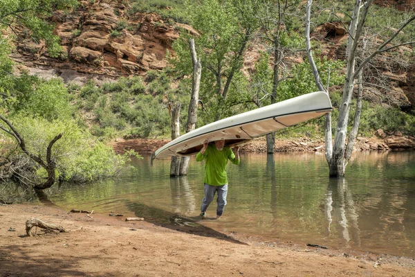 Macho Sênior Está Portando Uma Canoa Expedição Decked Sopé Norte — Fotografia de Stock