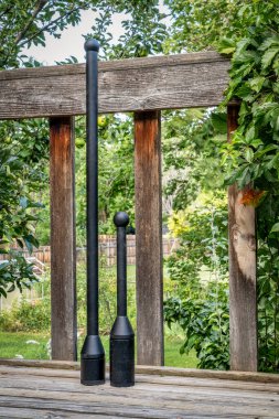 Ayarlanabilir çelik sopa ve ahşap arka bahçe güvertesinde topuz, fonksiyonel fitness konsepti.