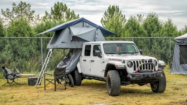 美国科罗拉多州洛夫兰 2023年8月25日 兰格勒 Jeep Wrangler 卢比肯模型 有一个开放的屋顶帐篷 登陆和露营概念 — 图库照片