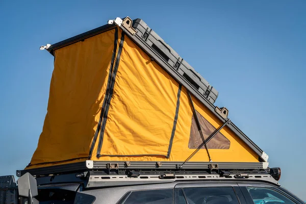 Suvの屋根の開いたテント 車のキャンプの概念 — ストック写真