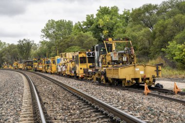 Duning, NE, ABD - 10 Eylül 2023: BNSF hattında demiryolu bakım araçları.