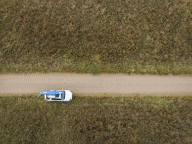 Halsey, NE, ABD - 10 Eylül 2023: Toyota 4Runner SUV Sancak tarafında Nebraska Sandhill 'de ayakta kürek çeken, hava manzaralı.