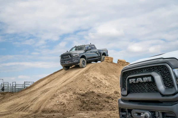 ラブランド アメリカ 2023 泥のトレーニングオフロードトレイルコース上のRamレベルのトラック — ストック写真