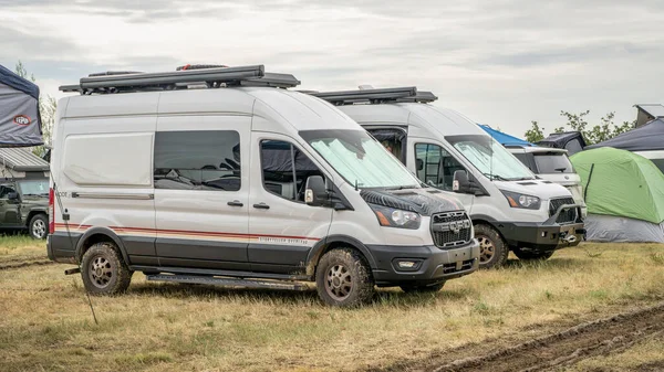ラブランド アメリカ 2023 ストーリーテラーオーバーランドモードLt 忙しいキャンプ場でフォードトランジットシャーシに基づく4X4キャンピングカーバン — ストック写真