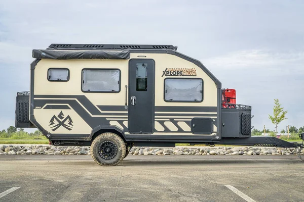 美国科罗拉多州洛夫兰 2023年8月26日 Xplorerv X145 一辆位于停车场的单轴越野车 — 图库照片