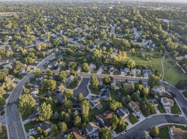 Kuzey Colorado 'daki Fort Collins yerleşim bölgesinin üzerinde yaz sonlarında gün doğumu, hava manzarası