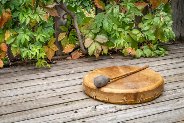Ręcznie Robiony Rdzenny Amerykański Styl Szamańska Rama Bębenkowa Pokryta Kozią — Zdjęcie stockowe