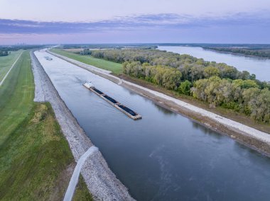 Mississippi Nehri 'nin Rock Kanalı' ndaki tekneli havuz tekneleri St. Louis 'in yukarısında, Ekim manzaralı hava manzaralı.