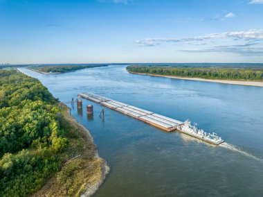 Mississippi Nehri 'nde mavnalı bir tekne St. Louis' deki Kayalar Zinciri Bypass Kanalı 'na giriyor.
