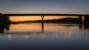 Gün batımından sonra Hermann 'daki Missouri Nehri üzerinde bir köprü.