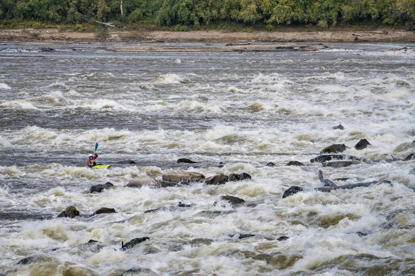 グラナイトCity Usa 10月 2023 孤独な白水カヤーは ミズーリ州セントルイス近くのロックスのチェーンでミシシッピ川の低水ダムの下で遊んで訓練しています — ストック写真