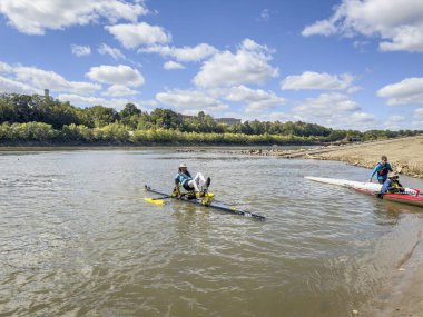 Jefferson City, MO, ABD - 7 Ekim 2023: Pedallı bir sürat teknesindeki adam Wilson Serenity Point 'teki (Noren River Access Point) Missouri Nehri' nde yarışı bitiriyor).