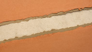 Fotokopi alanı olan turuncu ve balkabağı tonlarında kağıt soyutlaması - el yapımı kağıtlar, alarm, uyarı veya tehlike için boş web pankartı