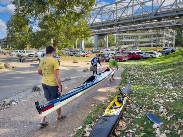 ジェファーソンシティ アメリカ 10月 2023 パドラーはミズーリ川のパドリングレースの後 駐車場に彼らの海のカヤックを運んでいる — ストック写真