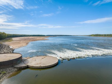 Birbirine kenetlenmiş çarşaflı alçak su barajı, Mississippi Nehri 'nde hızlı ve fisihing plajı Kayalar Zinciri' nin altında.