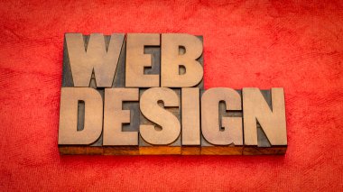 Web tasarımı kelimesi, el yapımı kağıt ve internet servis konseptine karşı klasik harf basım tahtası türünde soyut