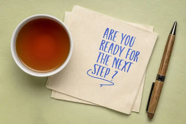 你准备好下一步了吗 用茶水在餐巾纸上反思问题 个人发展或职业概念 — 图库照片