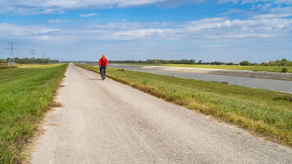 Yalnız Bisikletçi Çakıllı Bir Bisiklet Turu Yapıyor Illinois Granite City — Stok fotoğraf