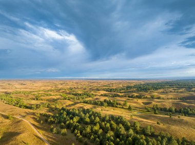 Nebraska Kum tepelerinin Nebraska Ulusal Ormanı manzarası, yaz sonu hava manzarası