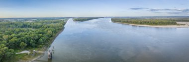 Mississippi Nehri 'nin hava manzarası ve St. Louis' in üzerindeki Kayalar Zinciri Bypass Kanalı 'nın girişi.