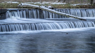 Fort Collins, Colorado 'da sonbahar manzaralı Poudre Nehri' ndeki baraj üzerinde su taşması, doğa ve sanayi konsepti.