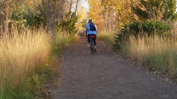 Radler Auf Einem Schotterweg Norden Colorados Herbst Unterwegs — Stockvideo