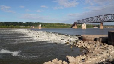 Düşük Su Barajı, Hızlı, Su Kulesi ve Mississippi Nehri üzerindeki tarihi köprü St Louis, Missouri 'deki Kayalar Zinciri' nde