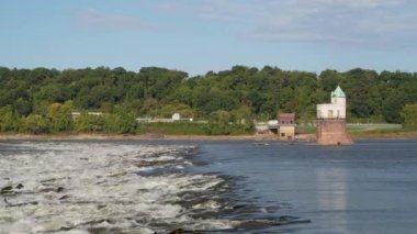 Düşük Su Barajı, Mississippi Nehri üzerindeki hızlı ve su kulesi St Louis, Missouri 'deki Kayalar Zinciri' nde.