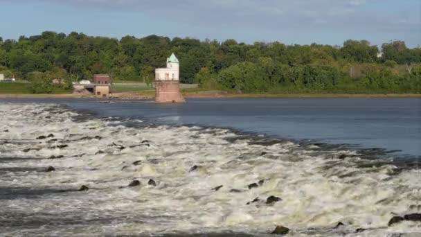 ミズーリ州セントルイス上流のチェーンにあるミシシッピ川の低水道ダム — ストック動画