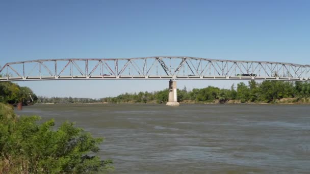 Κίνηση Μια Γέφυρα Truss Πάνω Από Τον Ποταμό Μιζούρι Brownville — Αρχείο Βίντεο