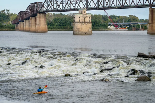 グラナイトシティ 10月 2023 ミズーリ州セントルイス近くのロックスのチェーンでミシシッピ川の低水ダムの下の孤独な白水カヤー — ストック写真