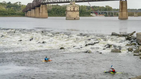 グラナイトシティ 10月 2023 ミズーリ州セントルイス近くのロックスのチェーンでミシシッピ川の低水ダムの下で演奏し 訓練2人の白水カヤック選手 — ストック写真