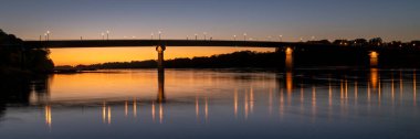Gün batımından sonra Hermann 'daki Missouri Nehri üzerindeki köprünün silueti.