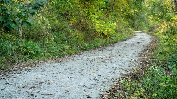 Ekim ayında Brownville, Nebraska yakınlarındaki eski bir demiryolu olan Steamboat Trace Trail 'e dönüştü.