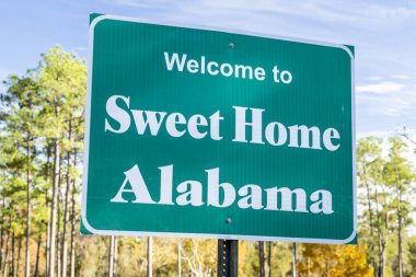 Sweet Home Alabama 'ya hoş geldiniz. Eyalet sınırına yakın bir yerde yol tabelası. Seyahat kavramı.