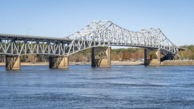 Floransa, Alabama 'daki Tennessee Nehri üzerindeki O' Neal Köprüsü sonbahar manzarası