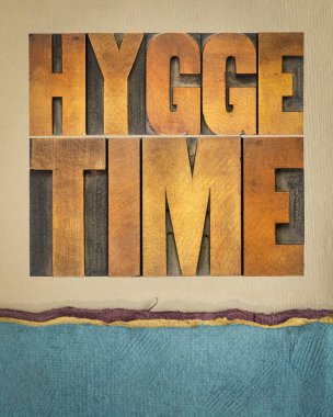 hygge time poster - sanat kağıdına basılı eski harflerle soyut tahta tipi, Danimarka yaşam tarzı konsepti