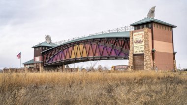 Kearney, NE, ABD - 24 Kasım 2023: The Great Platte River Road Archway Monument. Bir Walt Disney takımı olan Archway, Nebraska ve Platte Nehri Vadisi 'nin batıya doğru genişlemedeki rolünün anıtı ve müzesidir..