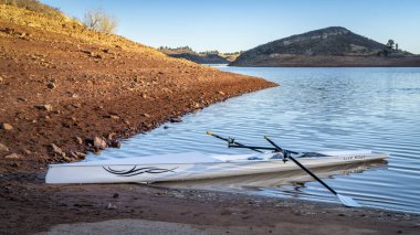 Fort Collins, CO, ABD - 6 Aralık 2023: Kıyı kürek kabuğu, Litebox tarafından Literace 1x, sonbaharda veya kış mevsiminde Horsetooth Reservoir sahilinde.