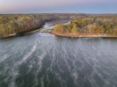 Colbert Ferry Parkı yakınlarındaki Tennessee Nehri üzerinde şafak vakti, Natchez Trace Parkway - Kasım sonu hava görüntüsü