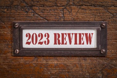 2023 gözden geçirme - grunge ahşap dosya dolabında bir etiket. Geçen yıl değerlendirmesi, özet ve gözden geçirme kavramı.