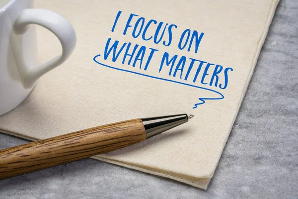 Focus What Matters Handwriting Napkin Cup Tea Self Reminder — Stock Photo, Image