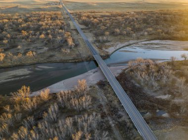 Doğu Colorado 'daki Güney Platte Nehri üzerinde gün batımı Crook yakınlarında, Kasım sonu hava manzarası