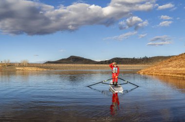 Kıdemli erkek kürekçi kıyı kabuğunda duruyor - sonbaharda Horsetooth Reservoir ya da kuzey Colorado 'da kış manzarası.