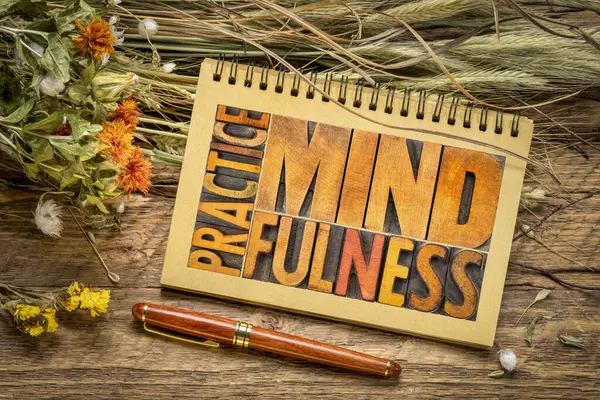 Oefen Mindfulness Woord Abstract Vintage Letterdruk Houtsoort Een Schetsboek Plat — Stockfoto