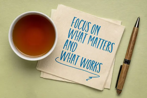 Focus What Matters What Works Inspiraitonal Writing Napkin Productivity Priority — Stock Photo, Image